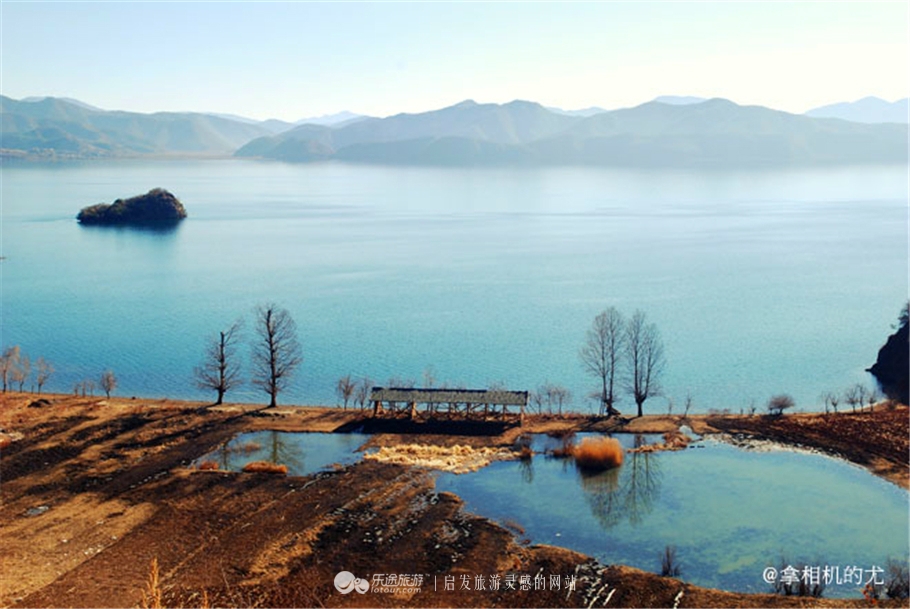 一个女孩一个相机,一个女的拿着单反相机旅游