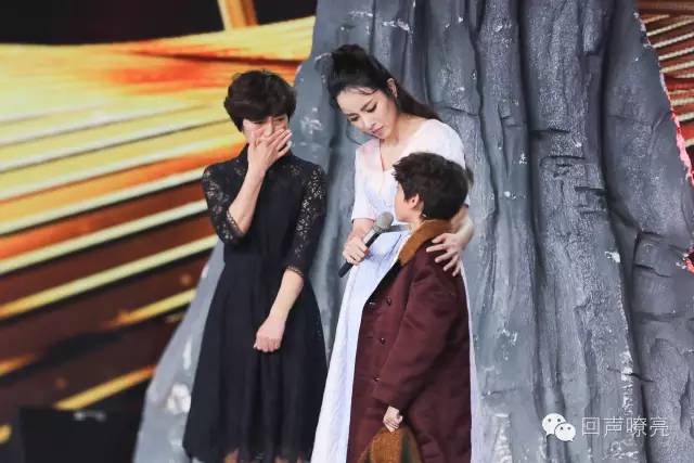 《天将雄狮》成龙的搭档小王子帅萌亮相!吕薇、赵忠祥节目现场吃西瓜