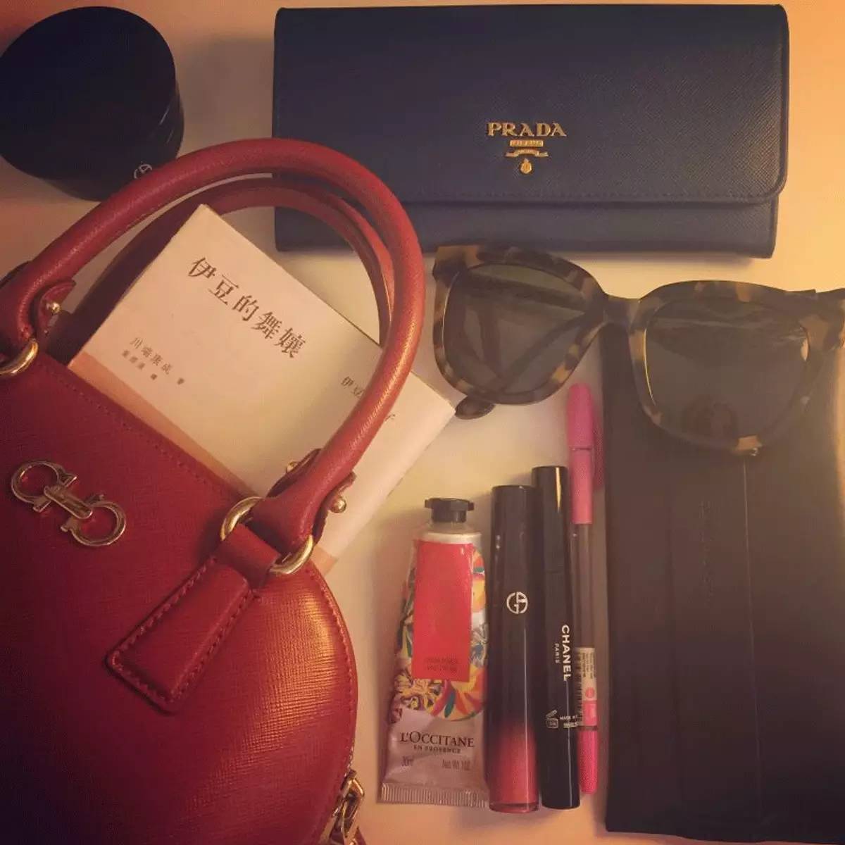 粉丝寄来了一箱包包,粉丝发来的包裹