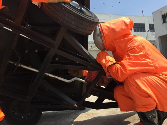 消防指战员高温下扑救森林火灾,高温下消防员的灭火日常