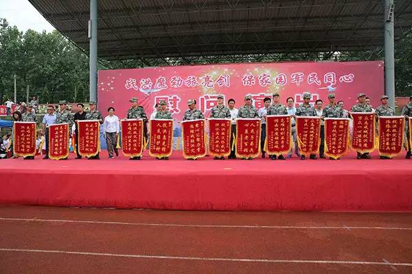 安徽无为百姓给抗洪救灾部队送饭,抗洪结束人民群众欢送感动流泪