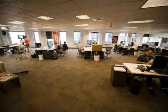 设计师办公桌VS普通人的办公桌，我方了