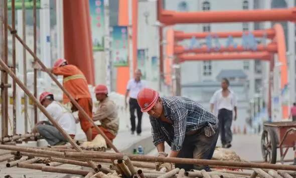 记者暗访:太鹤大桥封桥后,部分出租车“乘火打劫”,大家遇到涨价可以这样
