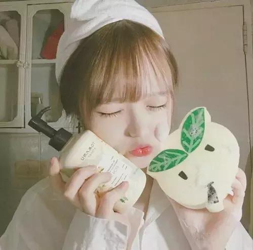 嘴唇干燥用什么唇彩最好用,唇彩防止嘴唇干裂起皮