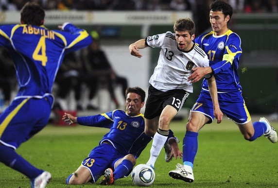 足球鞋不在草地上踢选哪个,踢一次足球选鞋