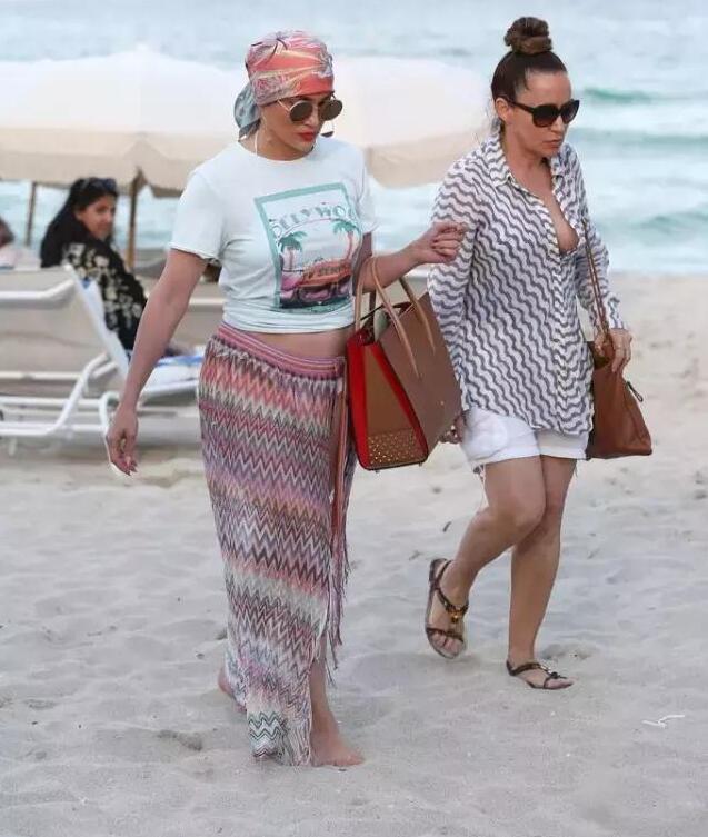 谁说“好女不过百”？这些“微胖界女神”只穿“它”就时髦又苗条