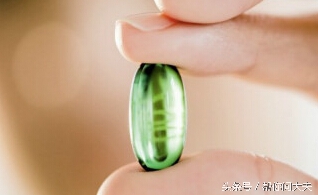 怀孕初期吃叶酸还是复合维生素好,叶酸怀孕初期服用0.4还是0.8