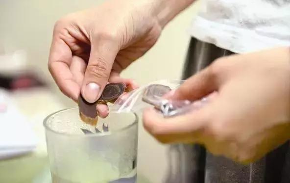 新生儿出生15小时后死亡，院方认为命丧高丽参水