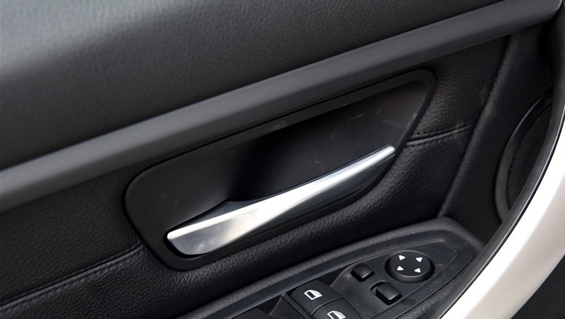 这是羽泉的座驾，宝马328Li性价比好而且安全性能佳