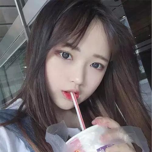 嘴唇干干怎么办?学下这些应急措施让唇彩更好上色