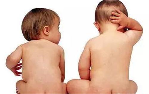 新生儿耳朵长痱子,新生儿宝宝脸上长了小颗粒像痱子