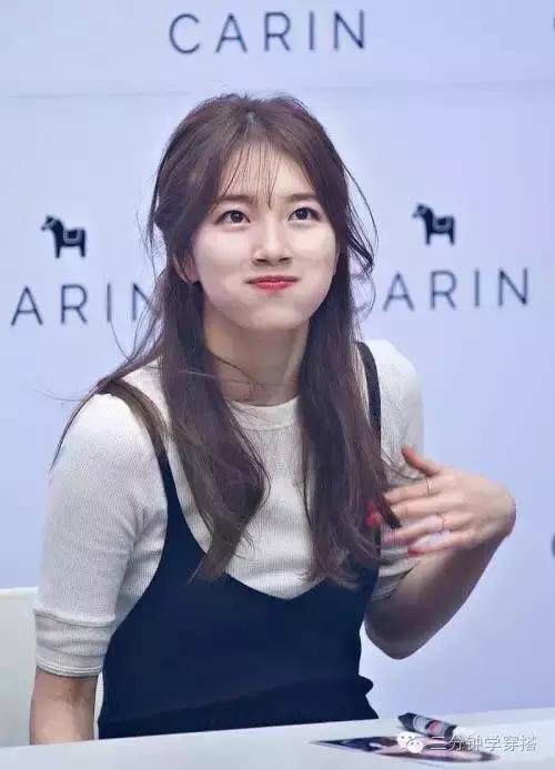 吊带裙有点露怎么穿,吊带裙太露了怎么搭配