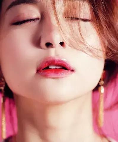嘴唇干干怎么办?学下这些应急措施让唇彩更好上色