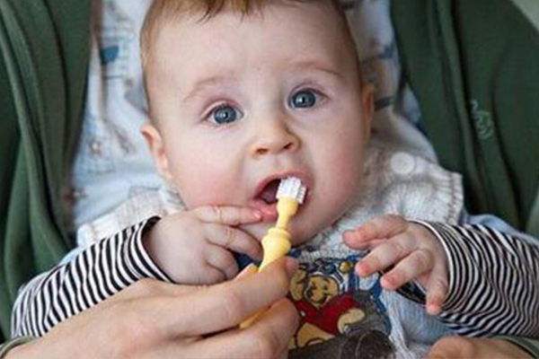 一岁宝宝色素牙怎么改善,一岁小孩牙肉黑什么原因