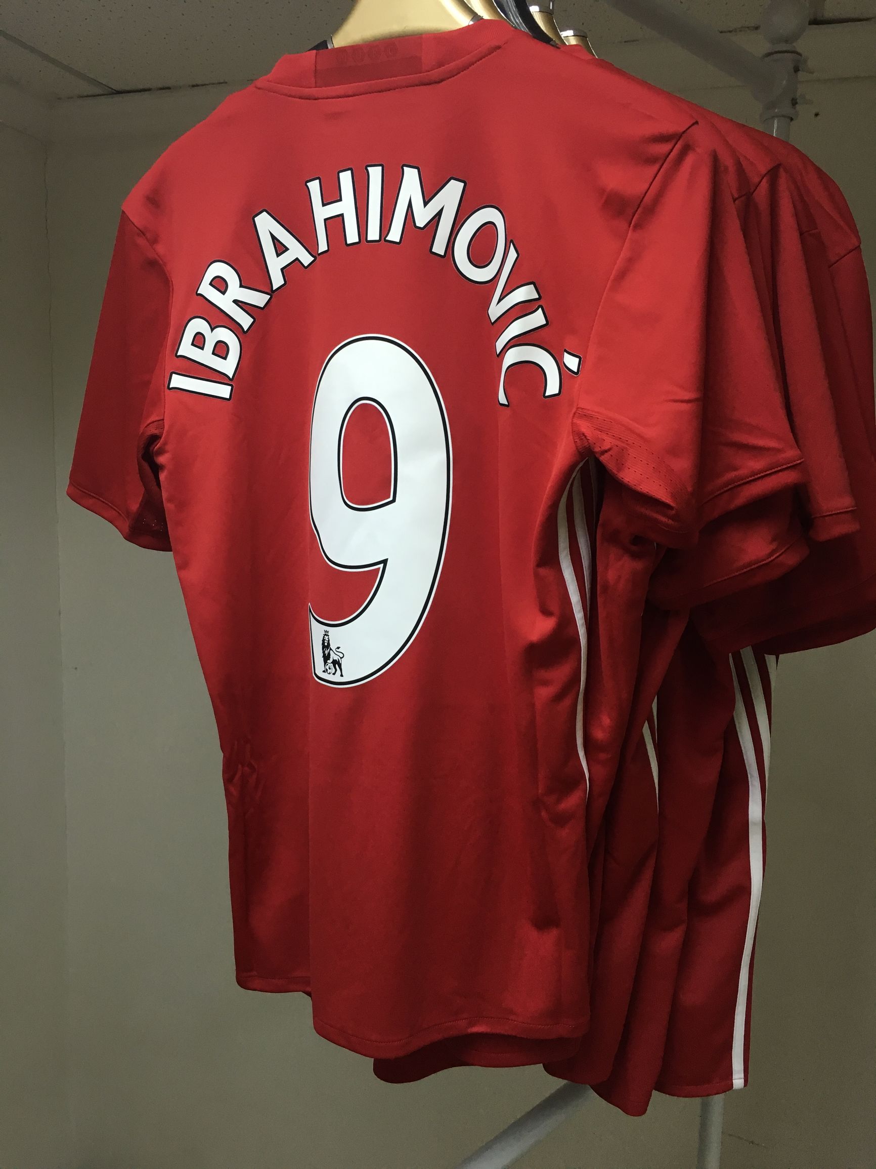 曼联新赛季球衣球员版和球迷版,曼联16-17队服