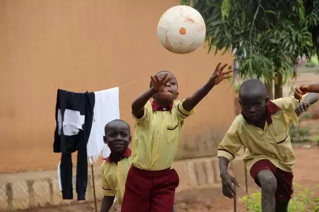 这颗足球居然惊动了奥巴马！还带给10000+孩子快乐！