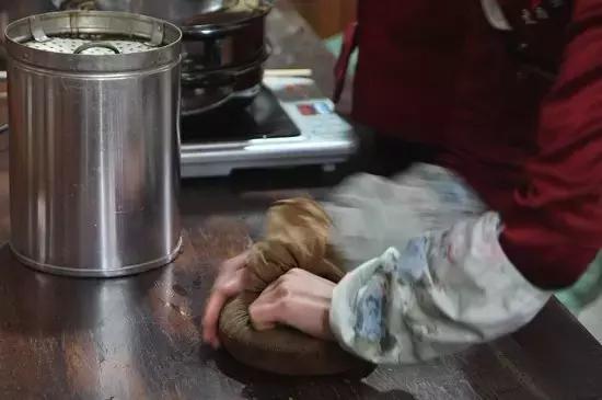 机器压茶饼,全自动40吨压茶饼机视频