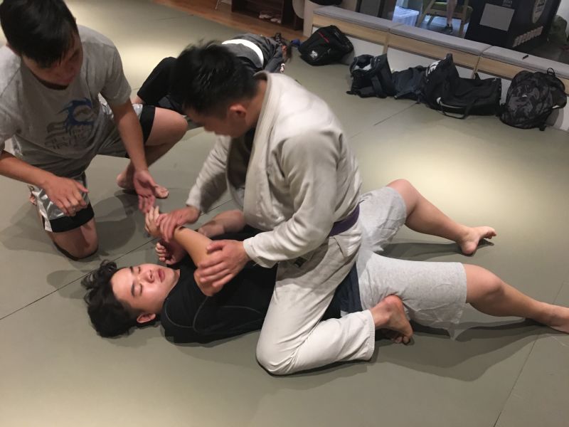 巴西柔术成人好学吗,巴西柔术适合女性防身吗