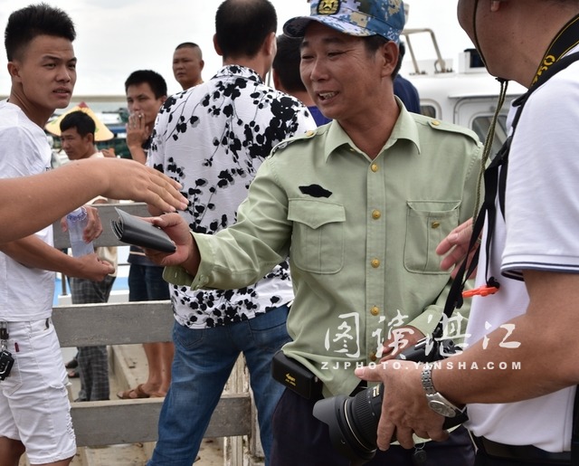 硇洲岛“搭客哥”拾金不昧乘船过海送还失主