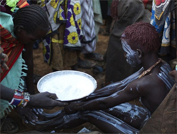 世界上非常残忍的仪式,世界上最奇葩的习俗