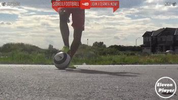 足球左扣右拨变向运球过人,足球变向摆脱技巧图解