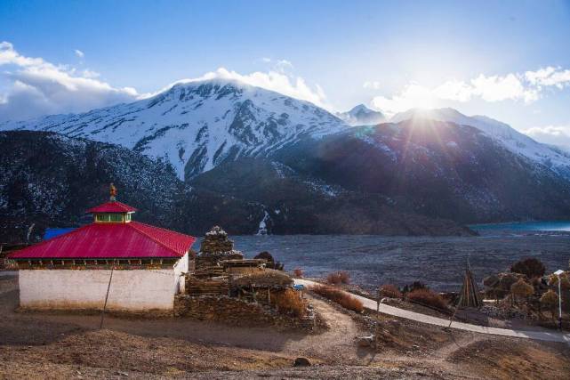 这座古村被雪山层层包围是冰川里的世外桃源