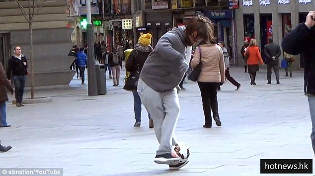 C罗扮成游民在街上踢球把妹还被拒绝