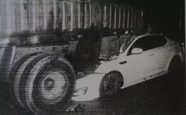 惨！南琴路一小车铲入大货车车底，车顶削平！司机颅骨骨折！