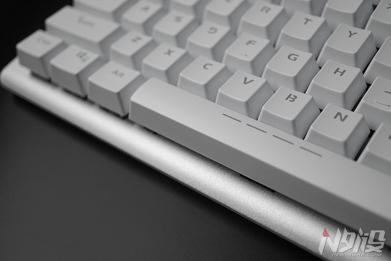 键盘也玩水冷?达尔优水耀EK815机械键盘拆解评测