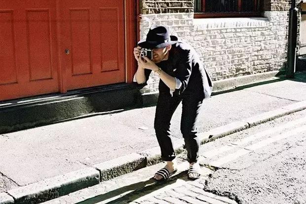 自从穿上这些拖鞋，就是那么自信