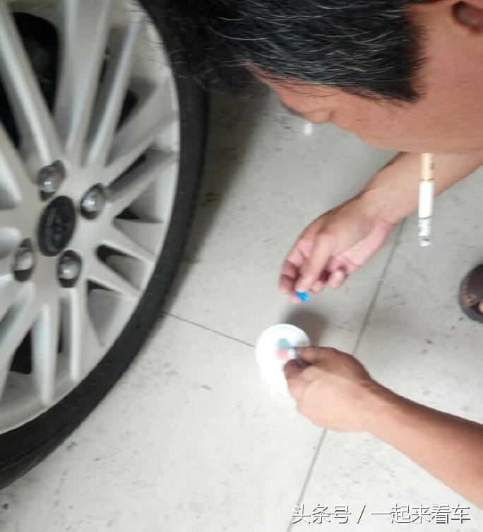 汽车后视镜漆刮了如何修复,车停路边后视镜被刮了怎么办