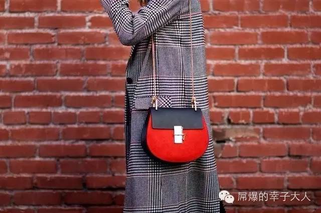 最时髦的人都在背两个包出门,最近都在背网红包包