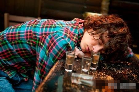 酒后肝脏部位隐隐作痛是怎么回事,酒后肝出现什么信号