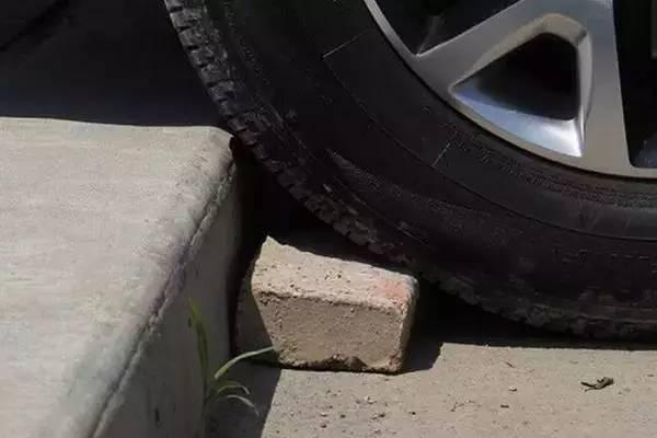 车子底盘溅泥怎么清理,汽车底盘泥沙腐蚀