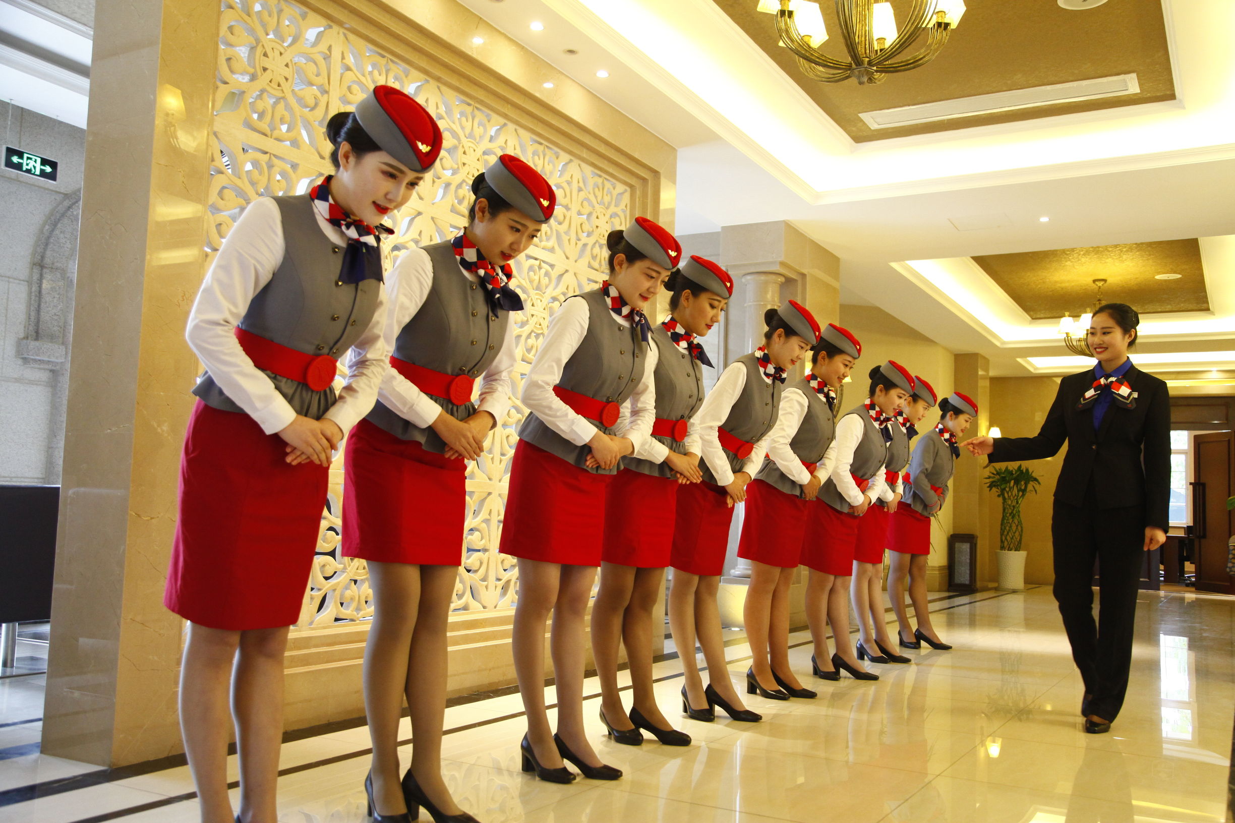 一米七八的空姐照镜子练站姿,准空姐蹲姿练习常常练到腿脚发麻