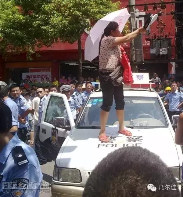 城管在小区门口贴罚单合法吗,城管贴的罚单会被起诉吗