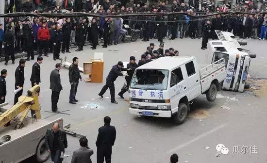 城管在小区门口贴罚单合法吗,城管贴的罚单会被起诉吗