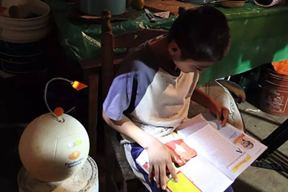 让数百万非洲贫困家庭用上了电，竟然仅靠一个大学生造的足球