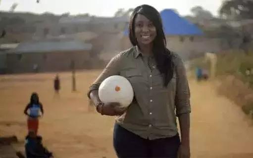 黑人学霸姑娘众筹10万美金为非洲儿童制作发光足球