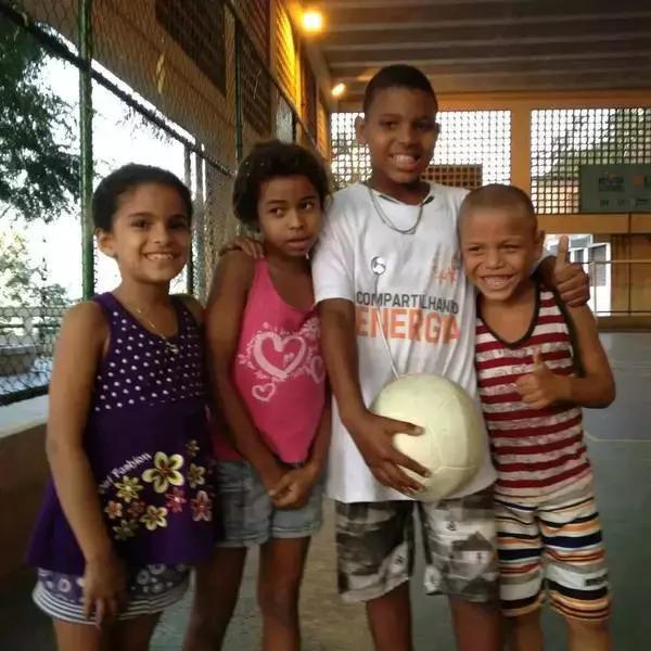 黑人学霸姑娘众筹10万美金为非洲儿童制作发光足球