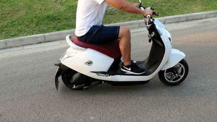 雅迪和小牛哪个更智能,雅迪比小牛更稳定