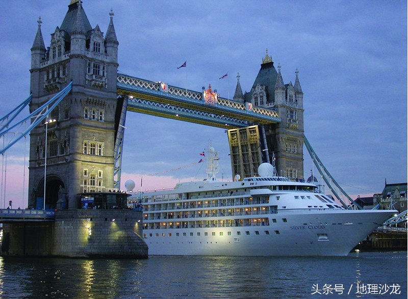 空中看巴黎铁塔,空中看金字塔