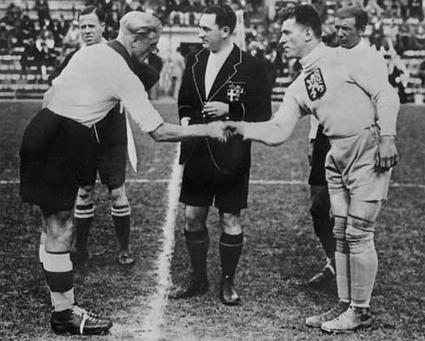 卡恩和诺伊尔谁是德国最佳门将,卡恩门将厉害吗