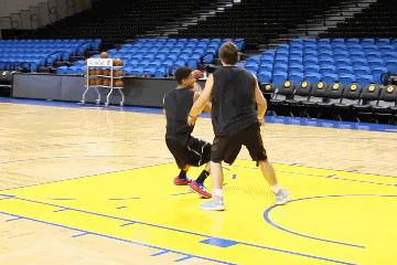 为什么抬起中枢脚投篮不是违例,在激烈的攻防对抗中如何正确投篮