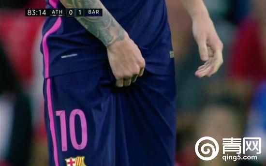 梅西在球门边被踩脚gif,梅西在球门边被踩脚翻滚出场外gif