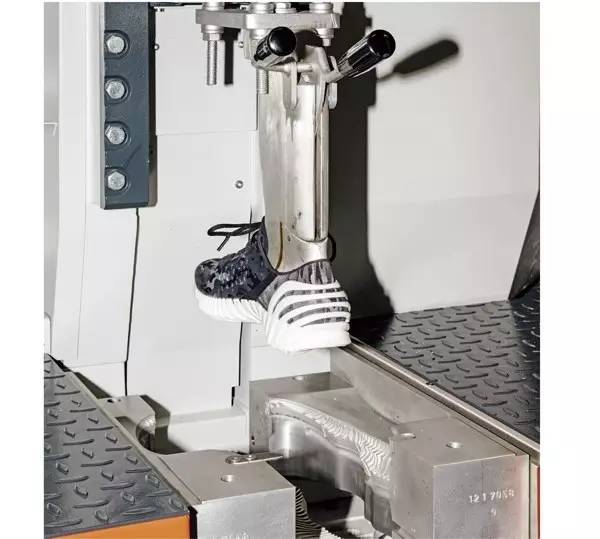 敢于叫板耐克的品牌安德玛,是何来路?|商周特写