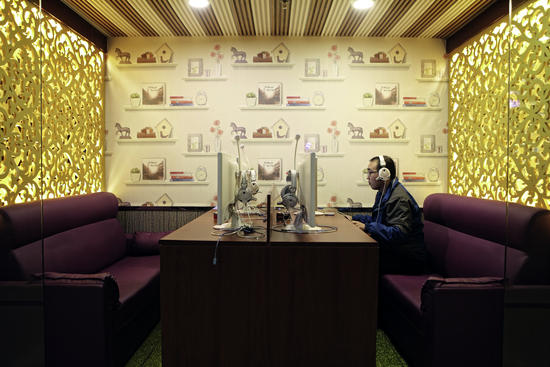 在同一栋建筑的地上和地下，我们拍摄了两个不同的世界