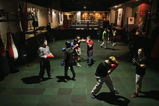 在同一栋建筑的地上和地下，我们拍摄了两个不同的世界