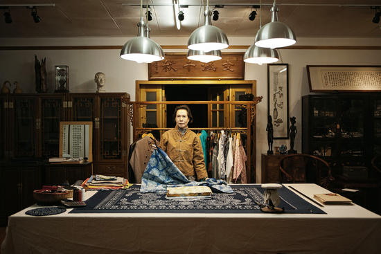 在同一栋建筑的地上和地下，我们拍摄了两个不同的世界