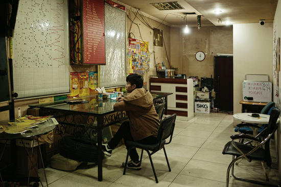 在同一栋建筑的地上和地下，我们拍摄了两个不同的世界